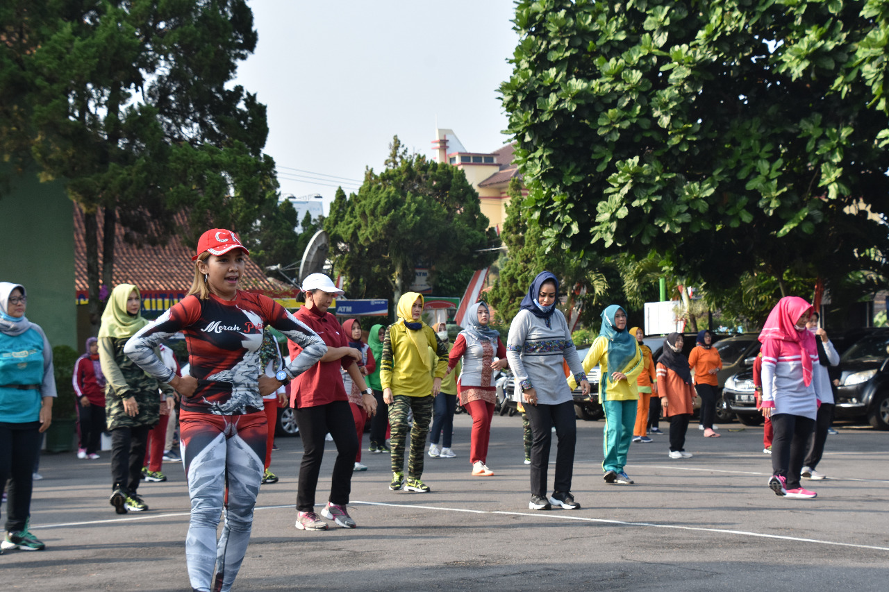 PERSIT KOREM KOREM 073/MAKUTARAMA LAKSANAKAN SENAM BERSAMA UNTUK JAGA KEBUGARAN